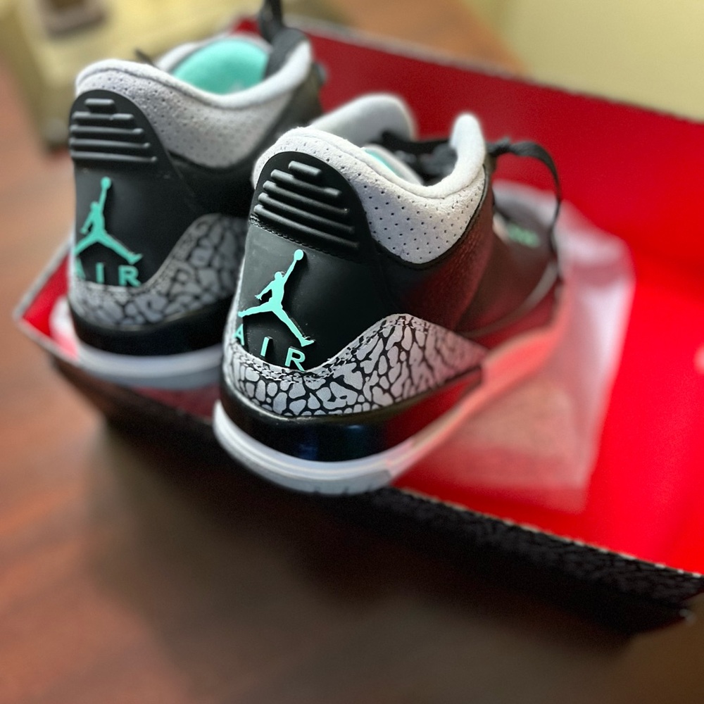 NIB Big Kids Air Jordan 3 Retro "Green Glow" sz 6